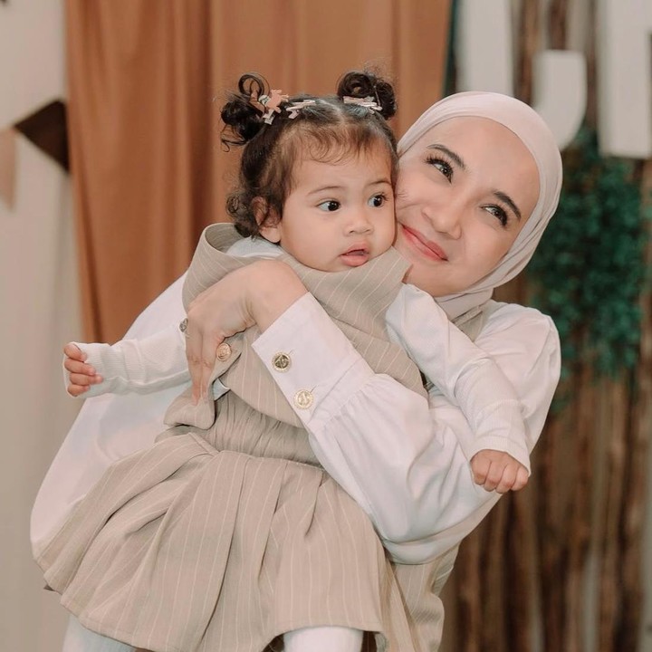 <p>Kehidupan pasangan Zaskia Sungkar dan Irwansyah memang tak pernah lepas dari sorotan publik, begitu pula dengan anak-anak mereka. Salah satu yang turut mencuri perhatian adalah putri mereka, Humaira, yang selalu tampil menggemaskan. (Foto: Instagram @zaskiasungkar15)</p>
