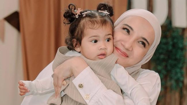 5 Potret Cantiknya Humaira Anak Zaskia Sungkar dan Irwansyah, Sebentar Lagi Jadi Kakak