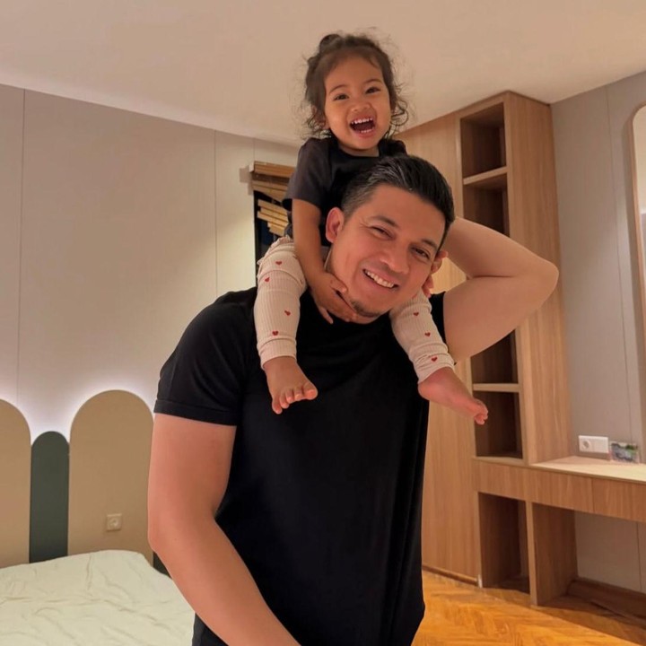 <p>Si Kecil ini rupanya memiliki hubungan yang sangat dekat dengan sang Ayah, Irwansyah. Dalam salah satu potret, Humaira tampak begitu ceria saat digendong di pundak Ayahnya. Gemas banget Si Kecil ini ya, Bunda. (Foto: Instagram @zaskiasungkar15)</p>