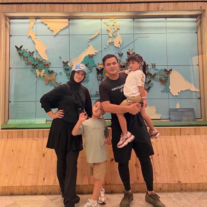 <p>Sejak menikah, kehidupan rumah tangga Irish Bella dan Haldy Sabri selalu terlihat harmonis, Bunda. Sebagai Ayah sambung, Haldy bahkan dikenal memiliki kedekatan yang erat dengan kedua anak Irish. (Foto: Instagram @_irishbella_)</p>