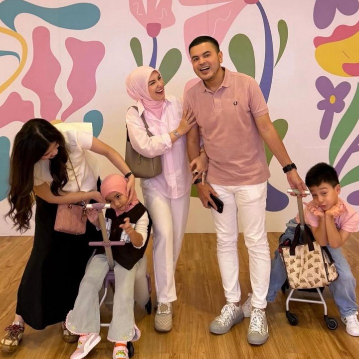 <p>Sebelum membangun rumah tangga dengan pengusaha asal Aceh, Haldy Sabri, Irish Bella telah dikaruniai dua anak dari pernikahan sebelumnya dengan Ammar Zoni. Kedua anaknya diberi nama Air Rumi Akbar dan Amala Puti Sabai Akbar. Selain itu, Irish juga memiliki dua anak sambung dari Haldy, yaitu Hassya dan Syifa. (Foto: Instagram @_irishbella_)</p>