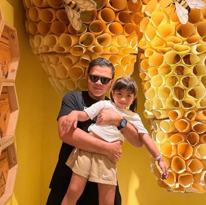 <p>Irish pun rutin membagikan momen manis anak-anaknya dengan sang Ayah sambung. Mereka pun kerap menghabiskan waktu bersama. (Foto: Instagram @_irishbella_)</p>