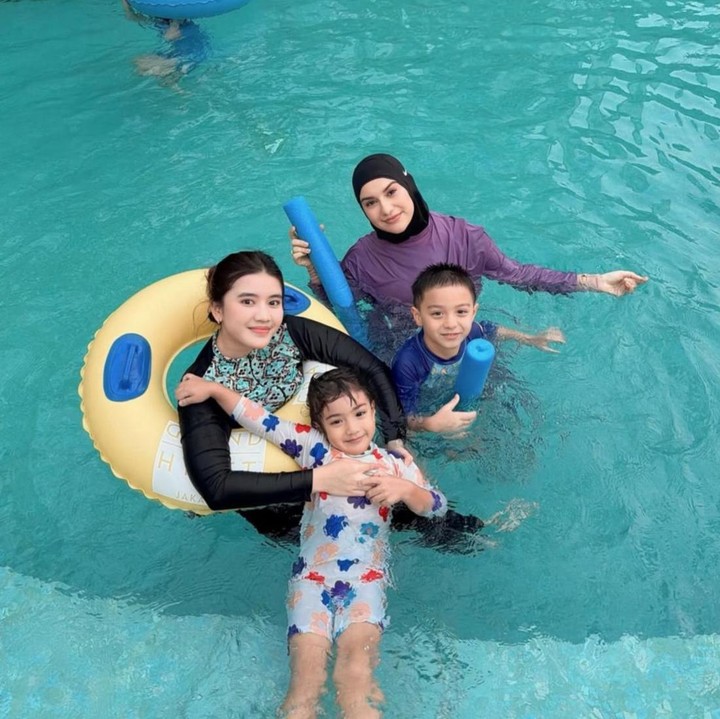 <p>Enggak cuma dekat dengan Ayah sambungnya saja, kedua anak Irish juga terlihat akrab dengan kakak sambung mereka. Pada momen ini, Irish bersama putri sambungnya, Hassya, tampak menemani Air dan Amala untuk berenang bersama. (Foto: Instagram @_irishbella_)</p>