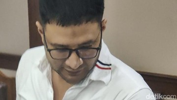 Berita Viral Selebriti dari InsertLive : Tangis Ammar Zoni Bacakan Pledoi di Sidang, Kenang Ayah hingga Minta Maaf ke Anak