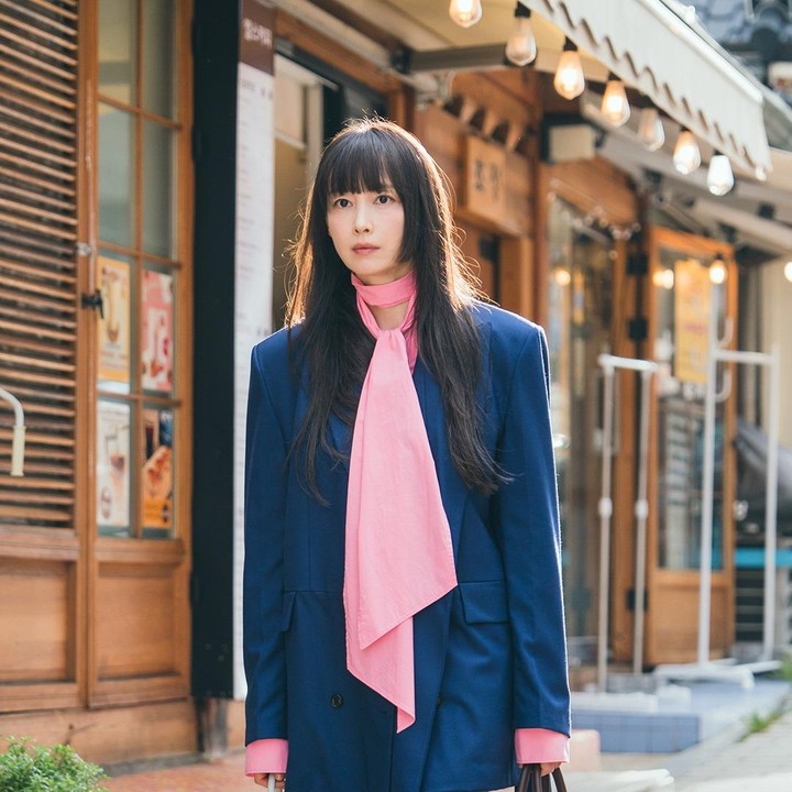 <p>Yoo Ra Young yang diperankan oleh Lee Na Young adalah seorang pengacara yang dikenal memiliki penampilan mencolok. Misalnya saja seperti foto berikut ini, ia tampil mengenakan blouse berwarna pink fuschia yang dipadukan dengan setelan jas berwarna hitam. Bunda mungkin dapat mengikuti baju kerja wanita modis ala Yoo Ra Young untuk mengeluarkan kepercayaan diri. (Foto: Instagram @ena_drama)</p>