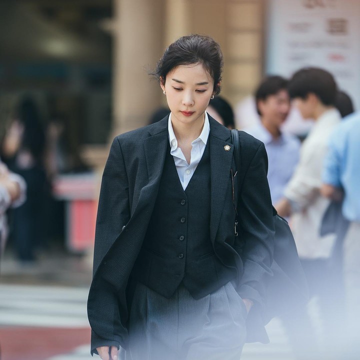 <p>Drama Honour menceritakan kisah tiga pengacara yang menghadapi skandal besar di masa lalu secara langsung. Mereka dperankan oleh Lee Na Young, Jung Eun Chae, dan Lee Chung Ah. Ketiga karakter tersebut memiliki gaya kerja dengan style yang selalu mencuri perhatian penonton karena tampak modis dan kekinian. Bunda penasaran seperti apa? (Foto: Instagram @ena_drama)</p>