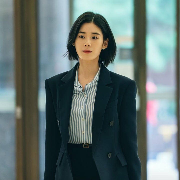 <p>Bukan hanya menghibur, terkadang para pemeran drama Korea dapat membuat Bunda mendapatkan inspirasi untuk memilih outfit yang cocok. Jika sedang mencari ide baju kerja wanita modis, mungkin Bunda bisa mengikuti style para pemeran drama Honour, yang baru tayang pada 10 Februari lalu. (Foto: Instagram @ena_drama)</p>