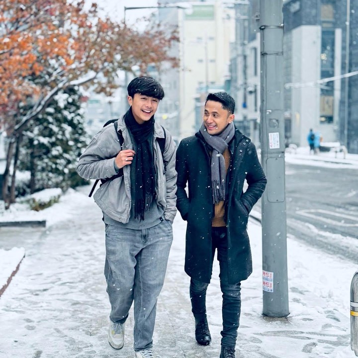 <p>Dalam unggahan tersebut, Hengky juga menuliskan kata-kata menyentuh untuk sang putra yang kini telah beranjak dewasa. &ldquo;Hari kamu bukan lagi anak kecil yang kami gandeng tangannya, tapi sudah mulai menjadi pria yang belajar berdiri dengan kakimu sendiri,&rdquo; tulis Hengky.&nbsp;(Foto: Instagram @hengkykurniawan)</p>