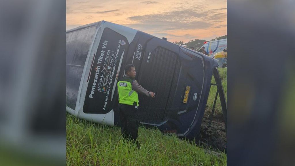 Bus Bawa 33 Penumpang Tabrak Truk di Tol Solo-Ngawi, Pramugari Tewas