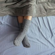 5 Ciri Kepribadian Orang yang Suka Tidur Pakai Kaos Kaki Menurut Psikolog