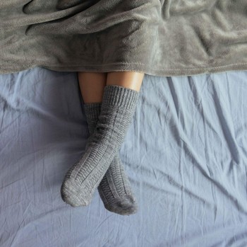 5 Ciri Kepribadian Orang yang Suka Tidur Pakai Kaos Kaki Menurut Psikolog