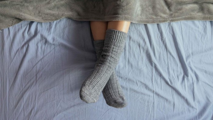5 Ciri Kepribadian Orang yang Suka Tidur Pakai Kaos Kaki Menurut Psikolog