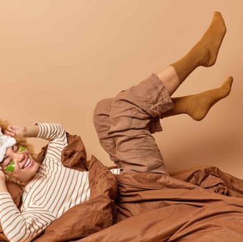 5 Kelebihan Orang yang Suka Tidur Pakai Kaos Kaki Menurut Psikolog
