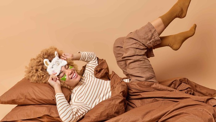 5 Kelebihan Orang yang Suka Tidur Pakai Kaos Kaki Menurut Psikolog