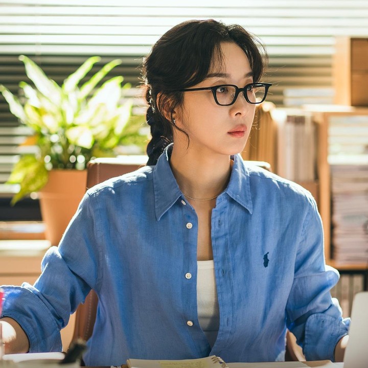 <p>Hwang Hyun Jin yang diperankan oleh Lee Chung Ah dikenal praktis. Oleh karena itu, tak mengherankan jika ia lebih sering mengenakan baju kerja wanita modis seperti foto berikut, kerja hanya <em>inner</em> putih yang dibalut kemeja berwarna biru polos. Bunda juga tertarik mengikuti <em>outfit</em> kerja ketiga karakter ini? Semoga bermanfaat, ya.&nbsp;(Foto: Instagram @ena_drama)</p>