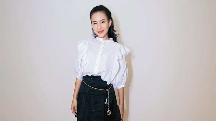 Get The Look: Ide Black and White Outfit yang Simpel ala Shenina Cinnamon