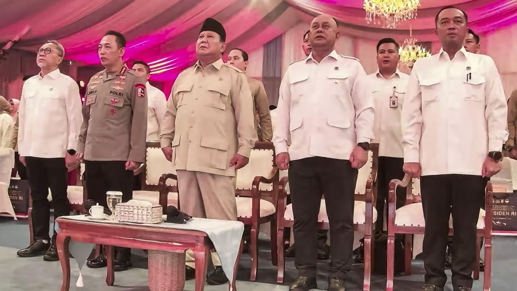 Prabowo Lihat Proses Masak MBG di SPPG Palmerah Milik Polri