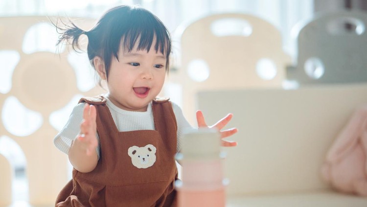 Ide Stimulasi Sensorik Bayi Usia 7-12 Bulan&comma; Sederhana Dilakukan di Rumah