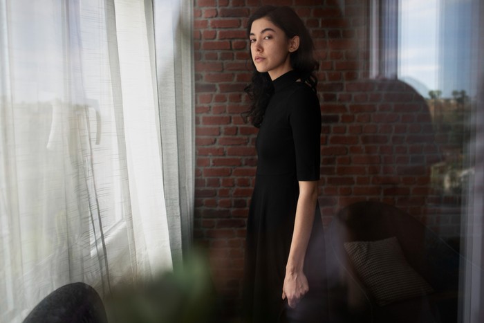 Orang yang menyukai warna hitam adalah orang yang melindungi privasinya. Sebab, warna hitam seperti perisai yang melindungi, tapi tetap nyaman.