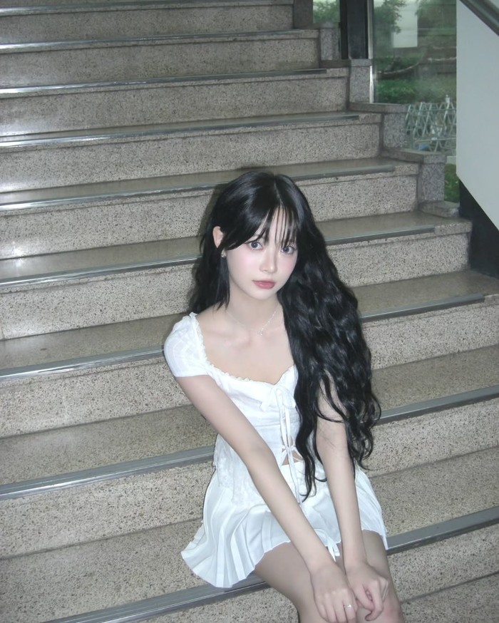 Kalau kamu ingin kecantikan alamimu menjadi fokus utama pada penampilanmu saat Valentine&rsquo;s Day nanti, kamu bisa mempertimbangkan outfit serba putih bak bidadari seperti yang Hong Eunchae LE SSERAFIM kenakan! / Foto: instagram.com/hhh.e_c.v