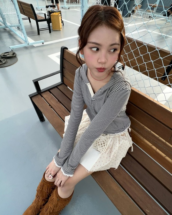 Kalau kamu suka tampilan sederhana, gaya berpakaian Carmen Hearts2Hearts dalam foto ini bisa banget kamu jadikan inspirasi, Beauties! Meski tampil kasual, OOTD sang idol tetap memberi kesan feminin dan elegan. / Foto: instagram.com/hearts2hearts