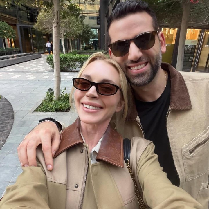 <p>Dalam potret tersebut, perempuan 39 tahun ini memperlihatkan beragam momen terbaru yang dihabiskan bersama suami, Bader Shammas, dan putra semata wayang yang akrab disapa Luai.&nbsp;(Foto: Instagram @lindsaylohan)</p>
