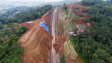 FOTO: Longsor di Jalur Lingkar Utara Jatigede Sumedang