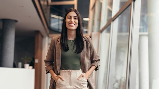 Ciri Kepribadian Orang yang Suka Memasukkan Tangan ke Saku Celana Menurut Psikologi