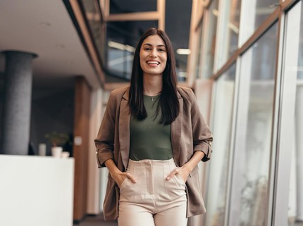 Ciri Kepribadian Orang yang Suka Memasukkan Tangan ke Saku Celana Menurut Psikologi