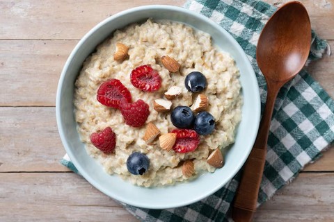 Kalau kamu mencari camilan yang mengenyangkan sekaligus menenangkan pikiran, oatmeal adalah jawabannya.