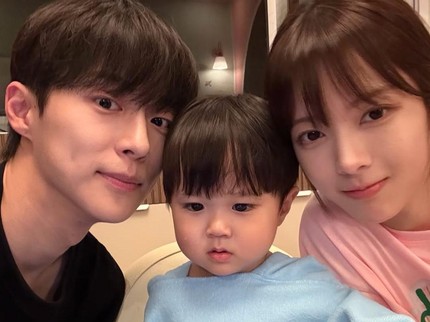 5 Potret Gemas Pemain Drakor 'Our Universe' Bareng Baby Woo Joo yang Dikira AI