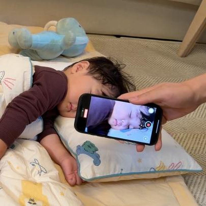 <p>Roh Jeong Eui, salah satunya pemain yang cukup dekat dengan <em>Baby </em>Woo Joo. Bahkan, <em>postingan</em> terbaru di akun Instagram pribadinya kini dipenuhi dengan wajah sang bayi. &ldquo;Saat aku melihatmu tertidur setelah susah payah menidurkanmu... mengapa aku ingin membangunkanmu,&rdquo; tulis Jeong-eui, dikutip dari laman Instagram <em>@jeongeuiyam,</em> Jumat (13/2/2026).&nbsp;(Foto: Instagram @jeongeuiyam)</p>