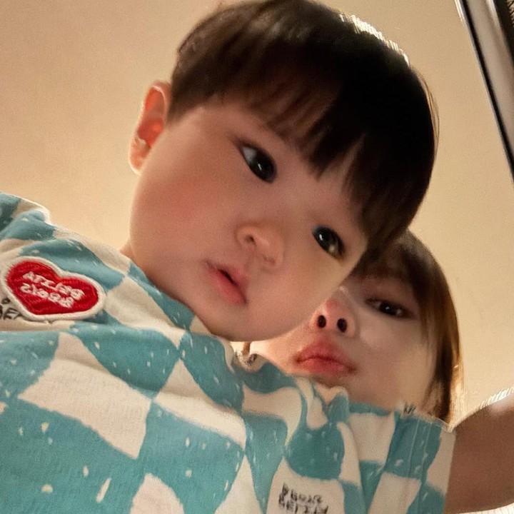 <p>Namun siapa sangka? Ternyata bayi Korea yang lucu satu ini bukan buatan AI, lho. Bahkan, para pemain drama tersebut juga kerap membagikan momen di balik layar bersama <em>Baby </em>Woo Joo.&nbsp;(Foto: Instagram @jeongeuiyam)</p>