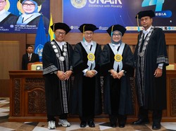 Pasutri Profesor Ini Kompak Dikukuhkan Jadi Guru Besar Unair