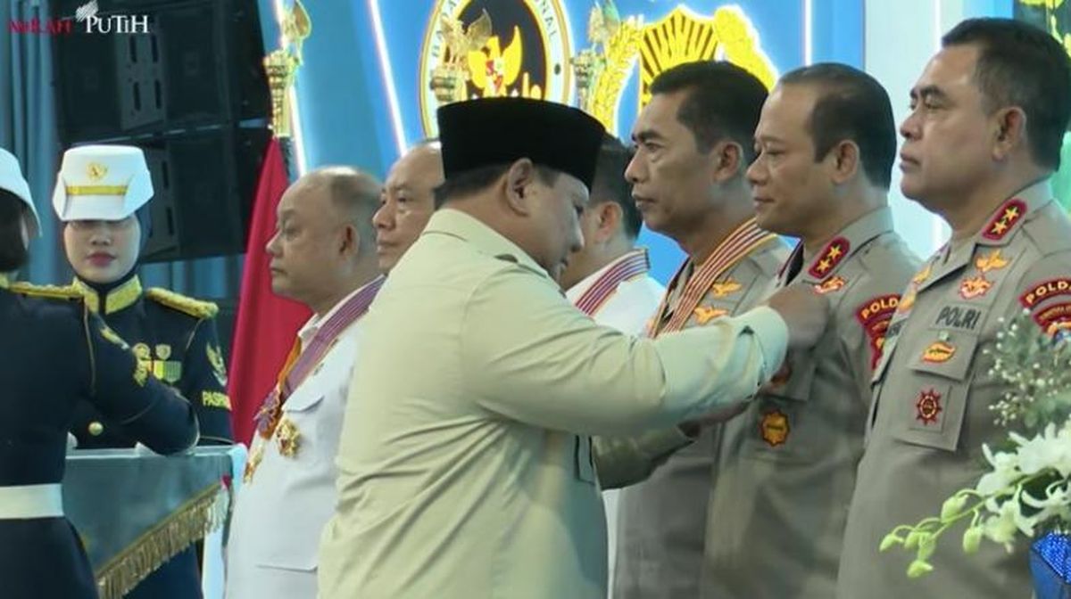 Prabowo Beri Bintang Jasa ke Kepala BGN, Wakapolri, hingga Irwasum
