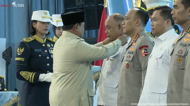 Kepala Badan Gizi Nasional Dadan Hindayana menerima penghargaan Bintang Jasa Utama dari Presiden Prabowo. Acara berlangsung di peresmian SPPG Polri, Jakarta.