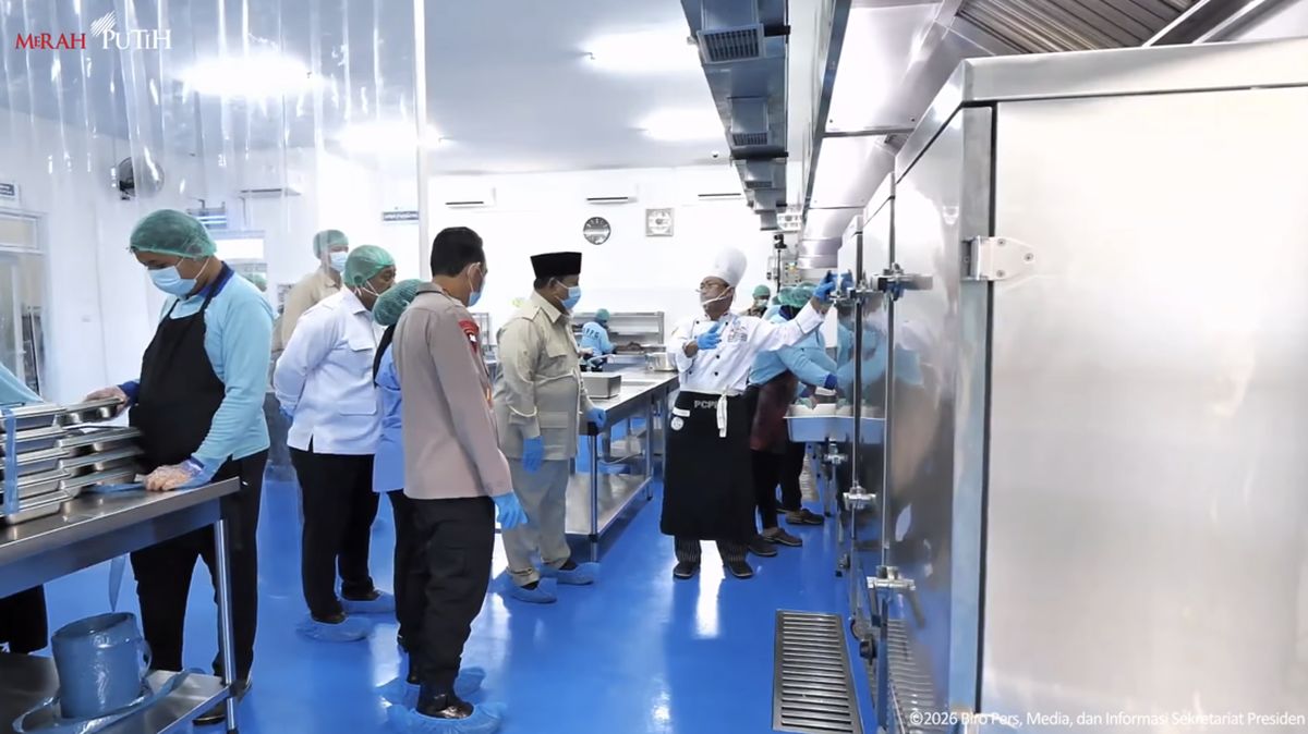 Prabowo Lihat Proses Masak MBG di SPPG Palmerah Milik Polri