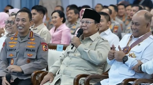 Presiden Prabowo Subianto akan memberikan penghargaan Bintang Mahaputera kepada Kapolri Listyo Sigit. Penghargaan ini untuk jasa luar biasa di berbagai bidang.