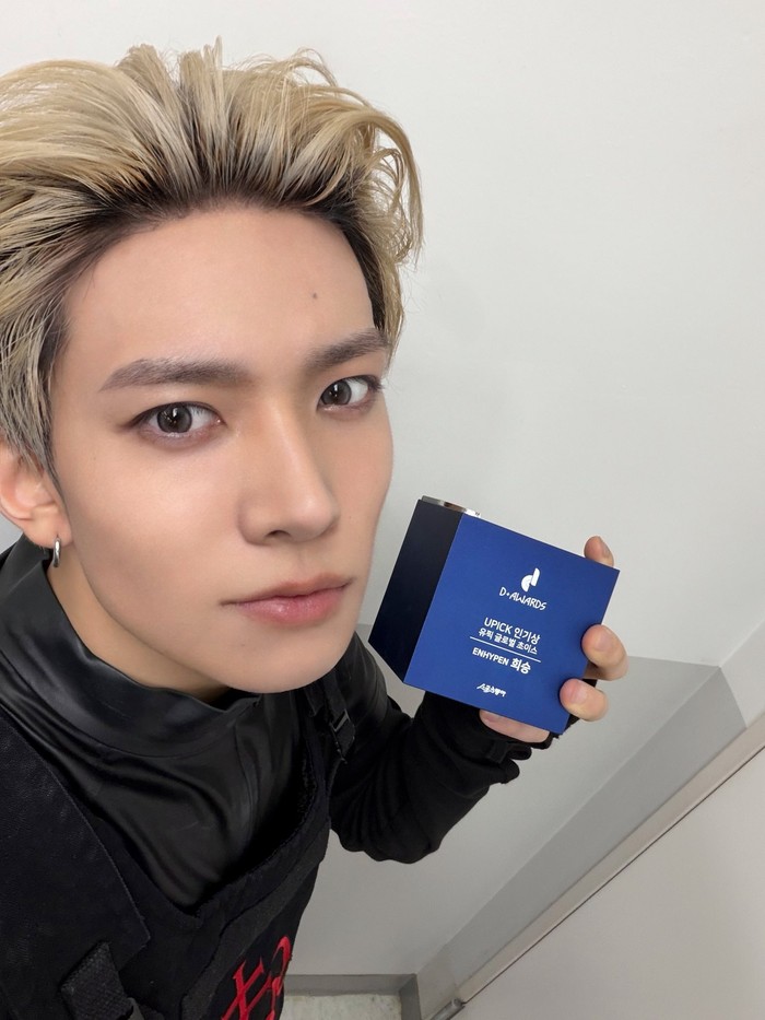 Sementara itu, ENHYPEN berhasil menyabet sejumlah penghargaan di D-AWARDS pada Rabu, (11/2), termasuk Artist of The Year (Daesang) dan UPICK Global Choice (BOY). Mereka tidak pernah berhenti bikin ENGENE bangga ya, Beauties! / Foto: x.com/ENHYPEN