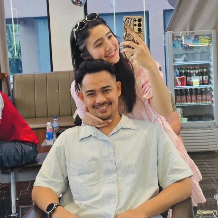 <p>Mengintip dari salah satu unggahannya, terlihat Febby Rastanty menemani sang suami saat mencukur rambut. Perempuan berusia 30 tahun ini juga mengabadikan momen manis tersebut lewat <em>mirror selfie</em> bersama.&nbsp;(Foto: Instagram @febbyrastanty)</p>