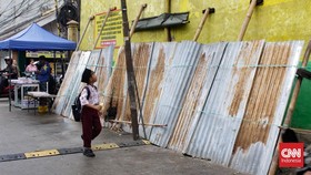 FOTO: Tembok SD di Jakbar Nyaris Ambruk, Ditopang Penyangga Sementara