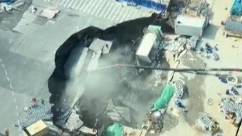 Detik-detik Sinkhole Muncul di Jalanan Dekat Proyek Metro Shanghai