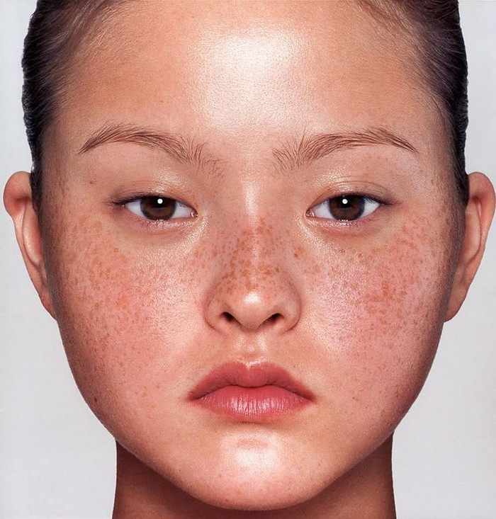 Trik makeup pertama ala Devon Aoki adalah complexion fresh dan dewy yang ringan agar wajah bulat terlihat lebih panjang dan natural/Foto: pinterest.com/oliviahmercedes