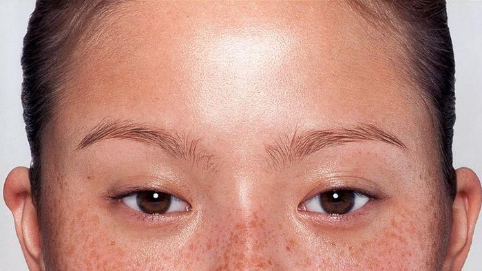 Trik makeup pertama ala Devon Aoki adalah complexion fresh dan dewy yang ringan agar wajah bulat terlihat lebih panjang dan natural/Foto: pinterest.com/oliviahmercedes