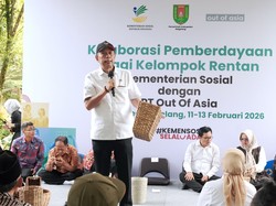 Wamensos Dorong Warga Borobudur Mandiri Lewat Eceng Gondok Anyaman