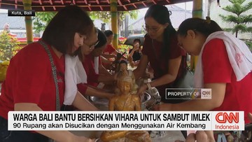 VIDEO: Warga Bali Bantu Bersihkan Vihara Untuk Sambut Imlek