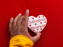 Respons Tubuh Apa Saja yang Sering Terasa Saat Jatuh Cinta?