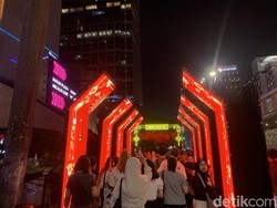 Lampion-lampion Merahkan Bundaran HI Jelang Imlek, Warga Ramai