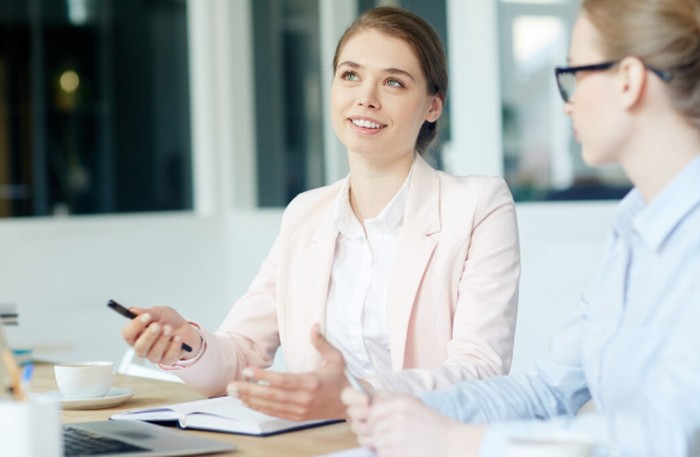 Kandidat yang aktif bertanya terlihat lebih percaya diri dan terlibat dalam percakapan. Komunikasi dua arah membantu membangun koneksi profesional./ Foto: freepik.com/pressfoto