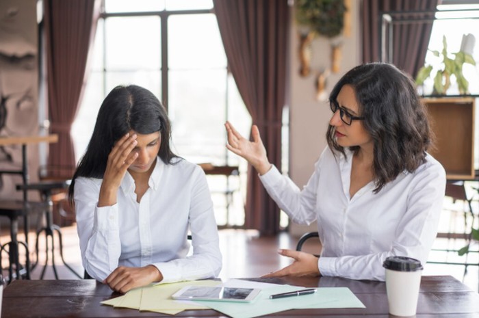 Kalimat ini bisa menjadi tanda kurangnya keterlibatan emosional dalam hubungan. Penelitian menunjukkan sikap tidak peduli dapat merusak kedekatan interpersonal./ Foto: freepik.com/katemangostar